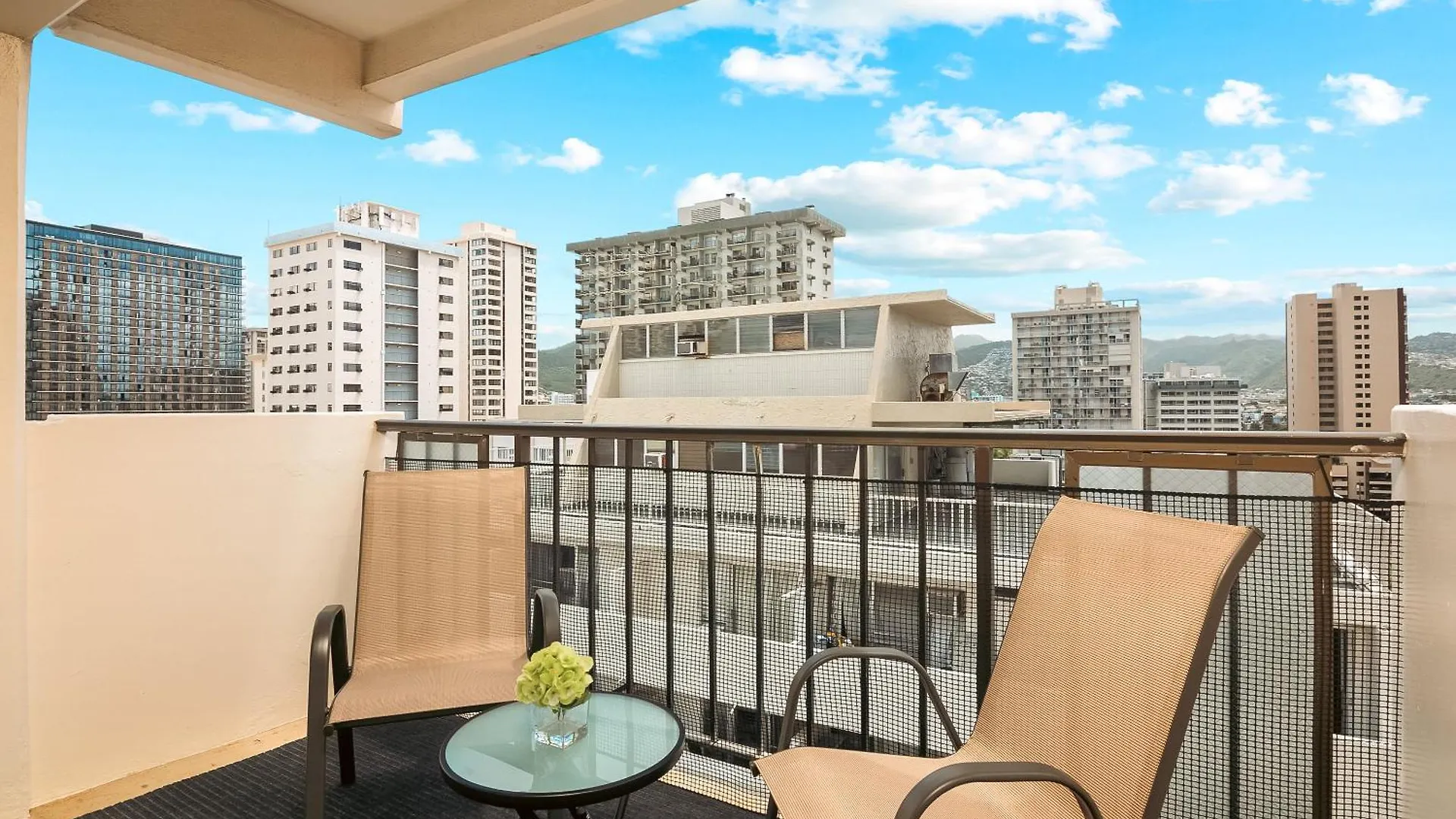 2Br-2Ba Close To Waikiki Beach With Free Parking! Honolulu Apartment